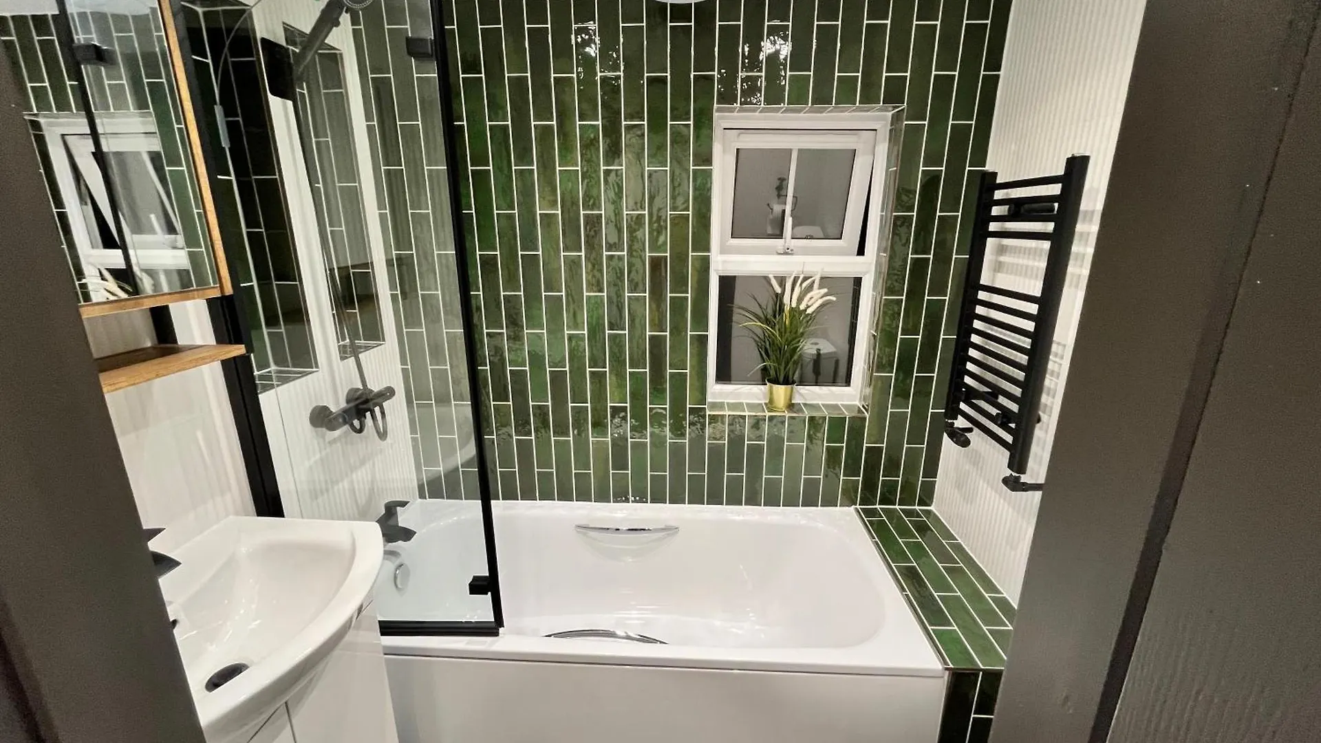 Fabulous 3 Bed Apartment - Near Excel - Sleeps 6 - 8 London