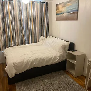Two Bedroom Flat In Greenwich Near The 02 Apartment